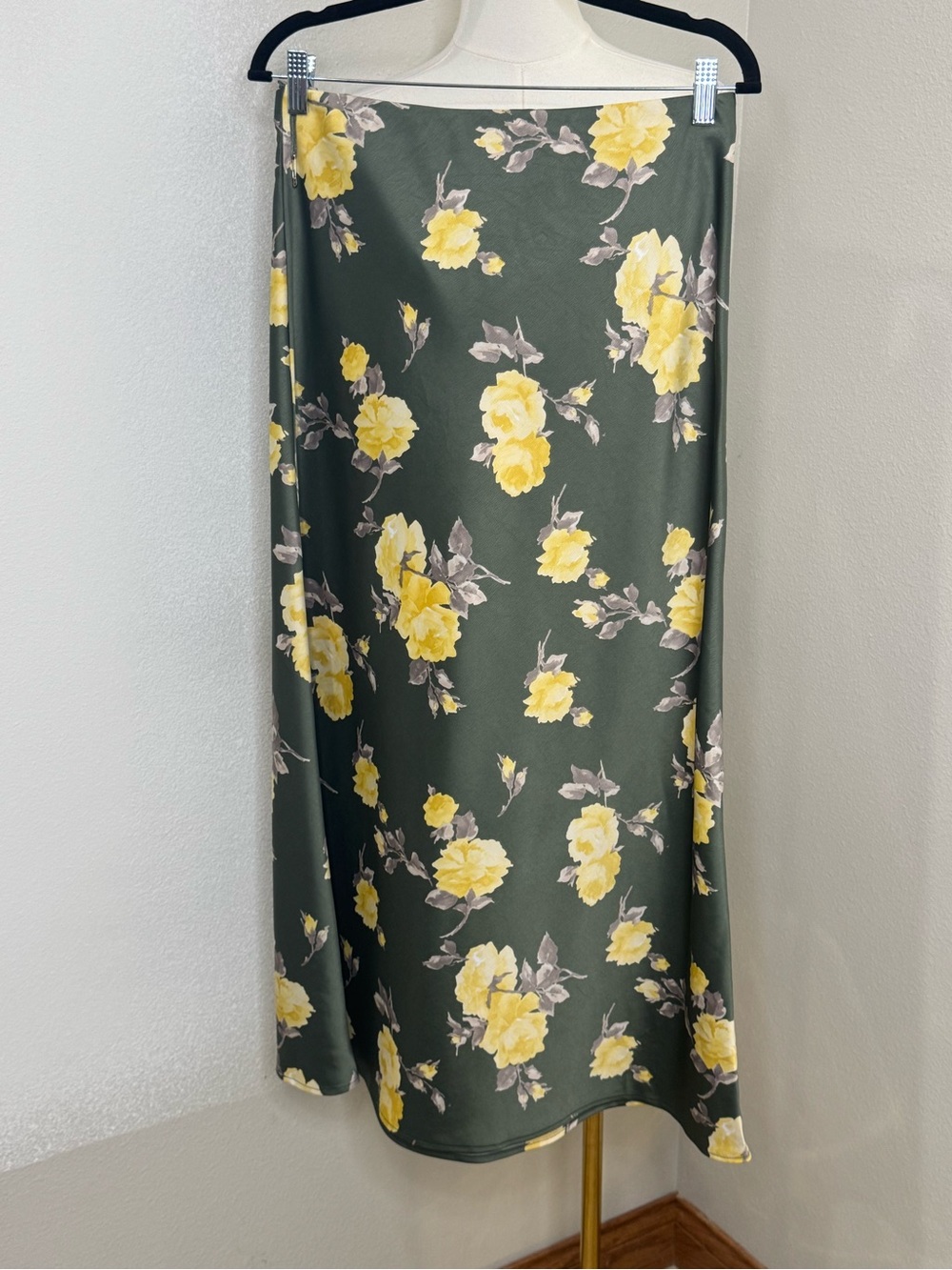 WAYF Floral Satin Midi Skirt Green Yellow Roses Size M Excellent Condition